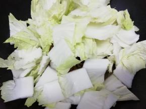 最后加入白菜翻炒一分钟左右，然后加入一小碗水大火烧开，转中火煮十分钟关火，加入鸡精翻炒均匀即可