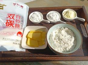 所有食材都称好分量、黄油提前常温软化。
