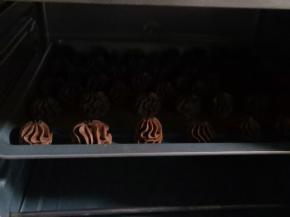 把烤盘放进烤箱中层，上下火120度烤30分钟左右即可（时间和温度供参考，根据实际情况酌情调整）