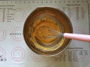 9、将蛋黄糊搅拌均匀。