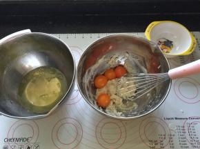 8、倒入蛋黄，蛋清分离到无水无油的干净盆中备用。