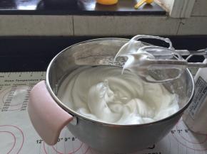 10、蛋白中分三次加入盐和白糖打至湿性发泡。