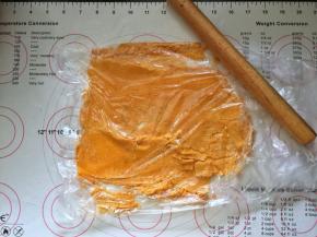 2、咸蛋黄提前蒸熟放凉后放入保鲜袋擀碎备用。