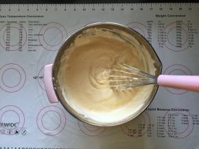 13、将蛋黄糊倒入剩下的一半蛋白霜中翻拌均匀。