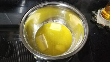 黄油隔水加热融化成液体