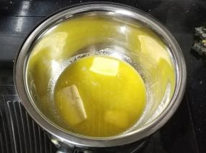 黄油隔水加热融化成液体