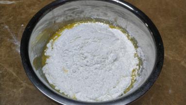 将所有材料放在盆里