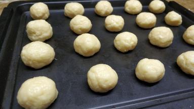 戴上一次性手套揉成圆形