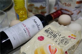 我今天带给大家的风味是红酒戚风的方子，红酒的用量30克，鸡蛋3个，白糖（蛋黄里分25克，蛋白里分15克）玉米油20克，金龙鱼糕点用小麦粉40克。然后裱花用的奶油及白糖就没有称了，适量就好。