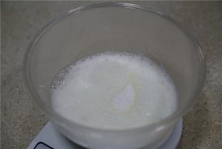 戚风的分蛋打法：蛋清分离出，先打粗泡，分次加入白糖。