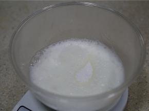 戚风的分蛋打法：蛋清分离出，先打粗泡，分次加入白糖。
