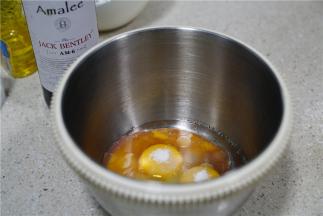 然后将红酒，蛋黄，玉米油，白糖混全在一起，用打蛋器打至完全融合，状态是微微有点发白。