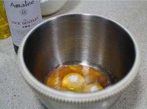 然后将红酒，蛋黄，玉米油，白糖混全在一起，用打蛋器打至完全融合，状态是微微有点发白。