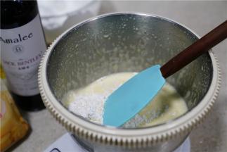 然后再将低筋面粉加至到里面，拌至无干粉。