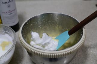 再分次将打好的蛋白糊拌至蛋黄糊里。