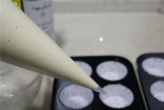 拌好之后入裱花袋，六孔模里铺上烘焙纸杯。