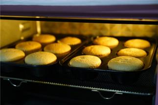 然后入预热好的烤箱140度烤18分钟。这个温度及时间要根据自家用的烤箱性能来调整。