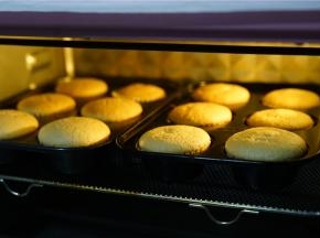 然后入预热好的烤箱140度烤18分钟。这个温度及时间要根据自家用的烤箱性能来调整。