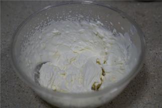 淡奶油配入白糖打发好就可以用来裱花了。