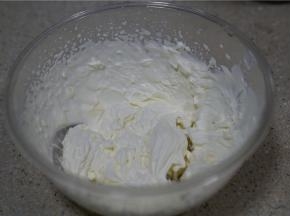 淡奶油配入白糖打发好就可以用来裱花了。