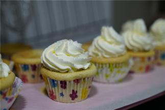 要注意蛋糕仔要凉透了才可以哦。挤上奶油再用巧克力豆点缀一下就可以。