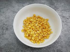 把玉米粒放入碗中