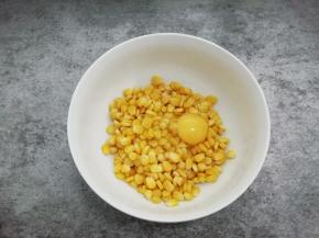 再把鸡蛋加入搅拌均匀