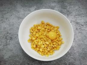 再把鸡蛋加入搅拌均匀