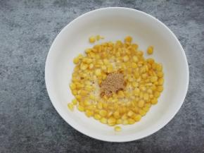 在加入孜然五香粉拌均匀