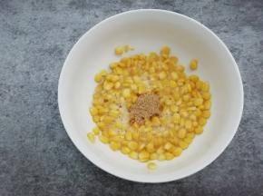 在加入孜然五香粉拌均匀