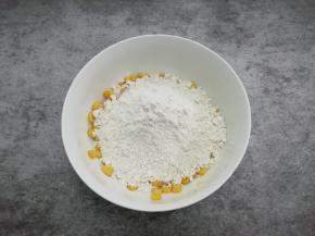 然后加入面粉，搅拌均匀