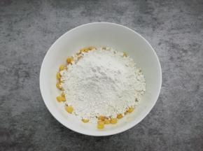 然后加入面粉，搅拌均匀