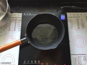 4、玉米油倒入小锅中小火加热至锅底微微起一层小泡泡。