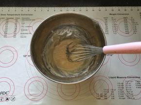 5、把热油倒入打蛋盆中，打蛋盆中提前筛入低筋面粉搅拌至无干粉。