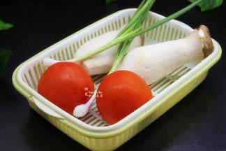 准备食材：西红柿、杏鲍菇、油、盐、 白砂糖、生粉、香葱