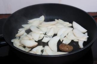 热锅，锅底涂抹一点点油，小火煸香杏鲍菇，一定要小火炒出菇的香味，但是不能炒熟炒焦。煸炒出香味之后出锅。
