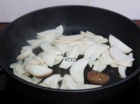 热锅，锅底涂抹一点点油，小火煸香杏鲍菇，一定要小火炒出菇的香味，但是不能炒熟炒焦。煸炒出香味之后出锅。