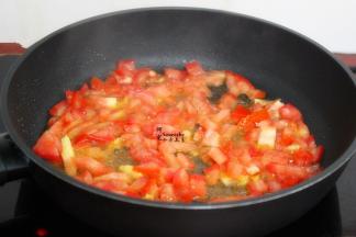 锅里倒入切好的西红柿，加一小勺白砂糖炒软至西红柿有浓稠的西红柿汁为止。