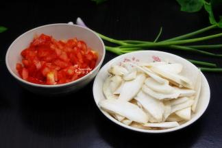 食材的准备工作，西红柿洗净，去皮，切粒状。杏鲍菇洗净，切薄片。