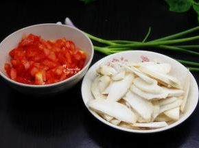 食材的准备工作，西红柿洗净，去皮，切粒状。杏鲍菇洗净，切薄片。