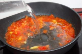 加入一大杯的沸水，改为大火煮沸，再转为中小火，熬至西红柿汤，浓稠酸甜。