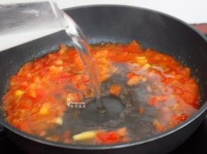 加入一大杯的沸水，改为大火煮沸，再转为中小火，熬至西红柿汤，浓稠酸甜。
