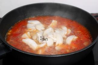 把炒好的杏鲍菇片加入锅里，再用生粉勾芡，倒入锅里，这个时候汤很浓稠，杏鲍菇很顺滑。