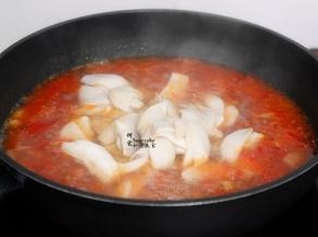 把炒好的杏鲍菇片加入锅里，再用生粉勾芡，倒入锅里，这个时候汤很浓稠，杏鲍菇很顺滑。