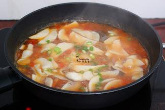 放盐、把切好的葱加入，大功告成了。酸酸甜甜、香滑的西红柿杏鲍菇汤就做好了。开胃又营养，全家都爱吃。