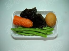 准备好芸豆、鸡蛋、黑木耳、胡萝卜。