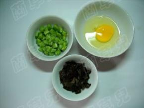 芸豆洗净切小粒，黑木耳泡发洗净撕小朵，鸡蛋磕破于碗中。
