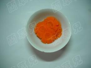 胡萝卜去皮洗净切花片备用。