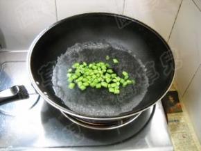 锅中烧开水，倒入芸豆焯烫至变色。