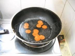 萝卜片入开水焯烫。